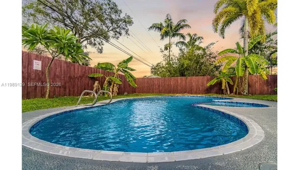 a view of a backyard
