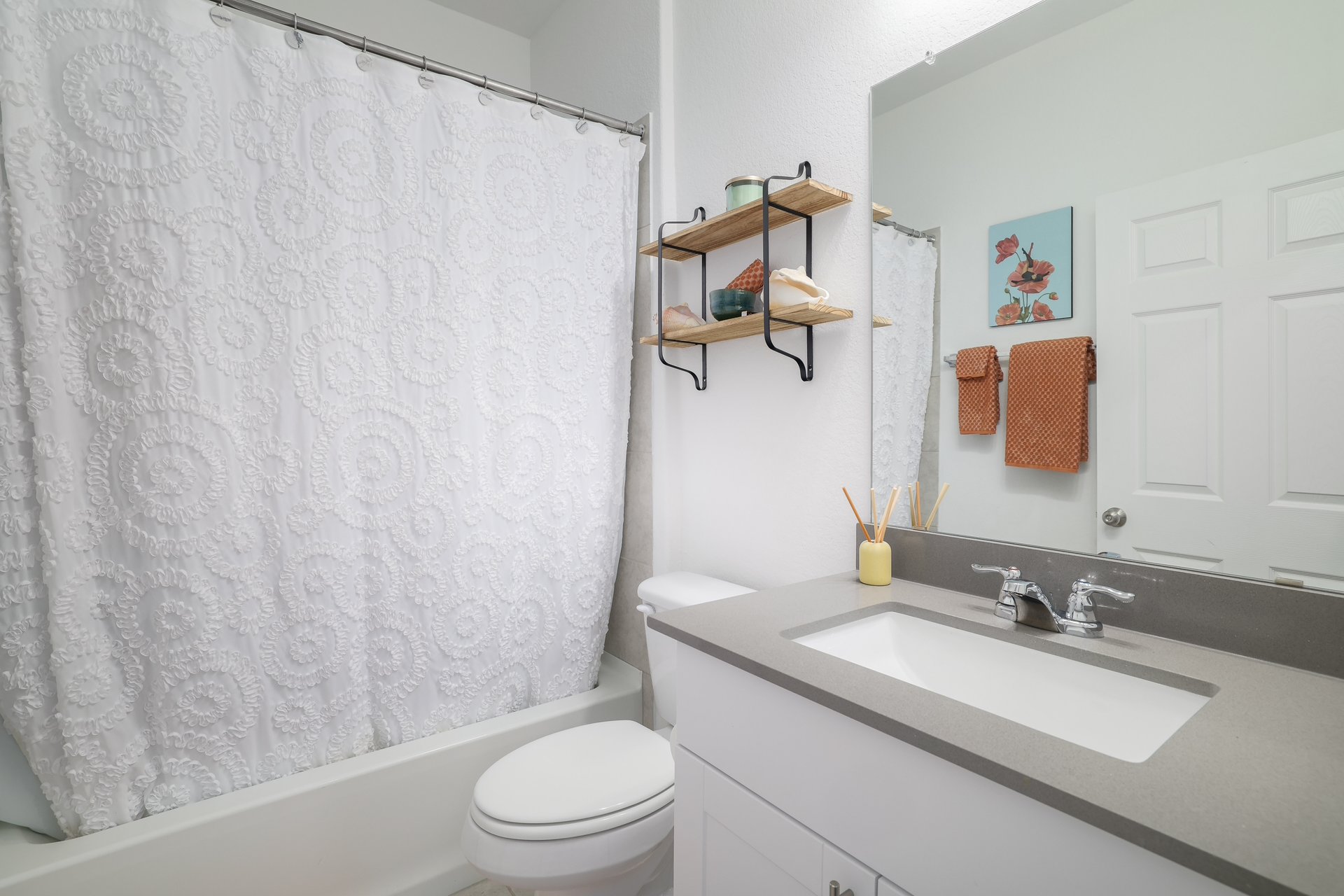 6829 Ellsworth Walk Austin, TX 78724 - Photo 13 of 32 First floor full bathroom