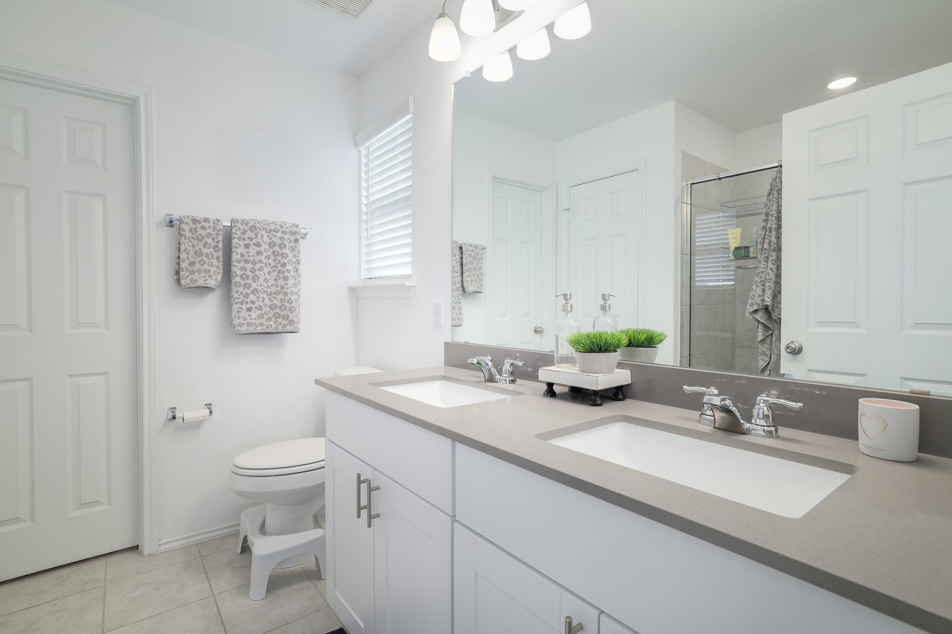 6829 Ellsworth Walk Austin, TX 78724 - Photo 18 of 32 Primary suite.