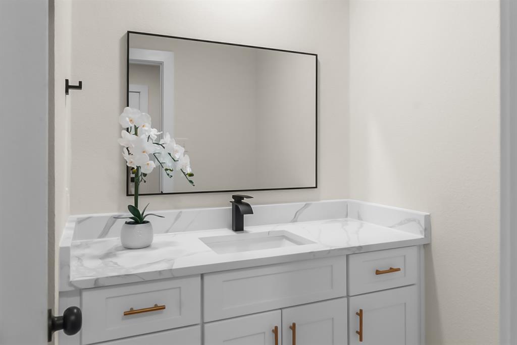 13103 Halwin Circle Dallas, TX 75243 - Photo 7 of 15 Bathroom with vanity