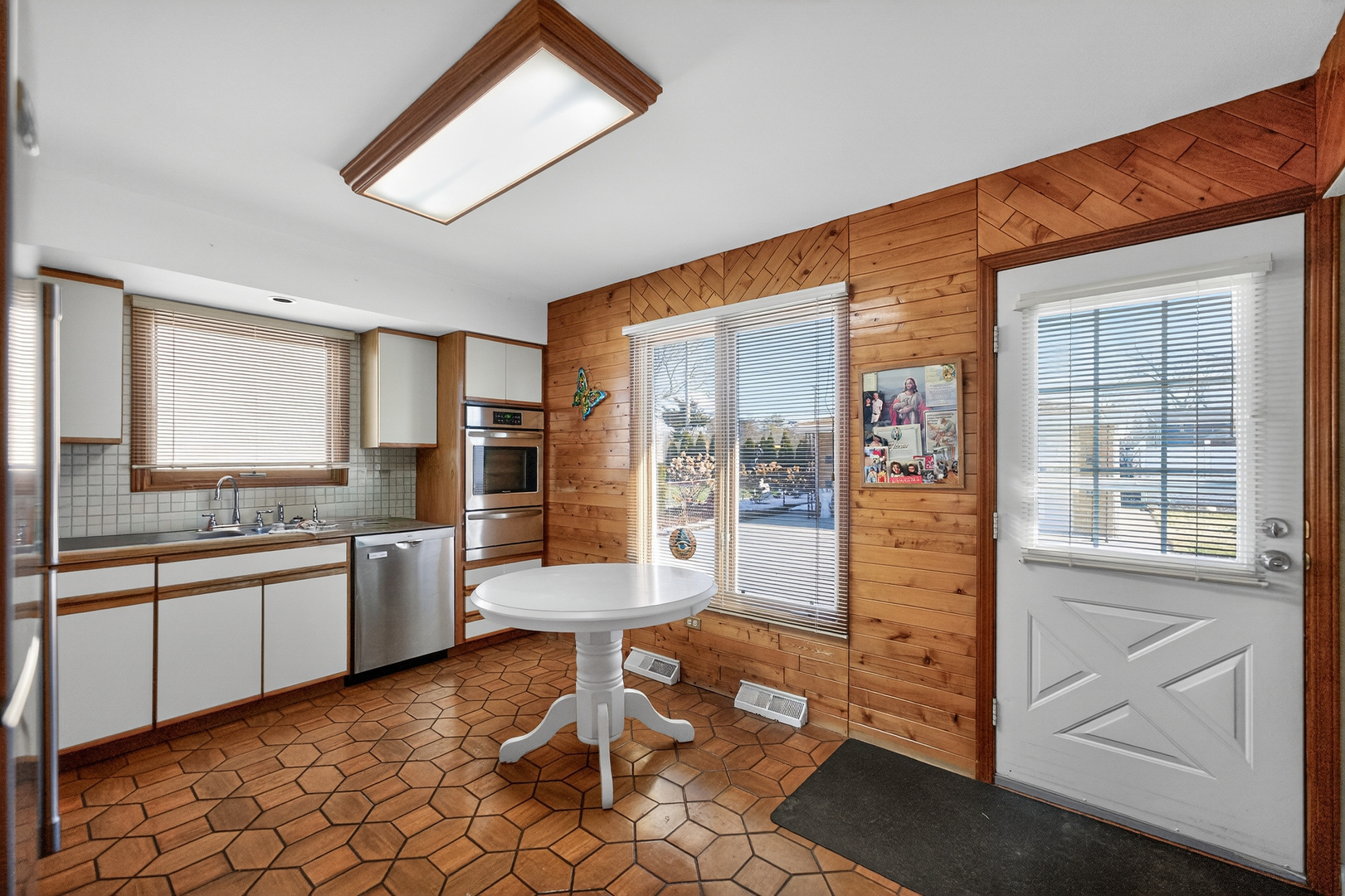 423 South Yale Avenue Addison, IL 60101 - Photo 4 of 32