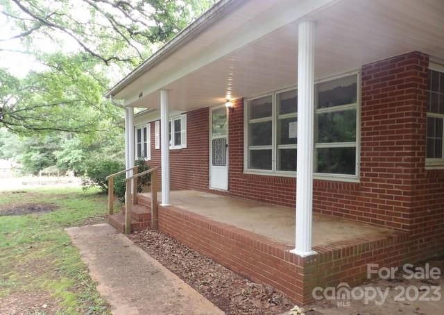 a view of house with backyard