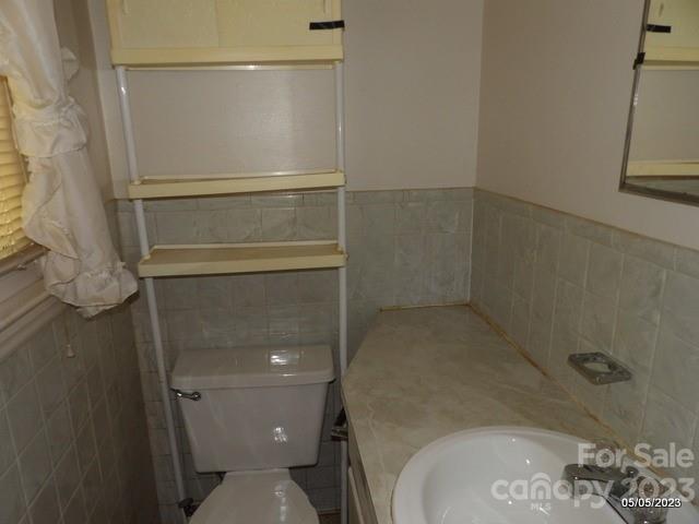 660 Faith Street Lancaster, SC 29720 - Photo 7 of 23 a bathroom with a toilet and a shower