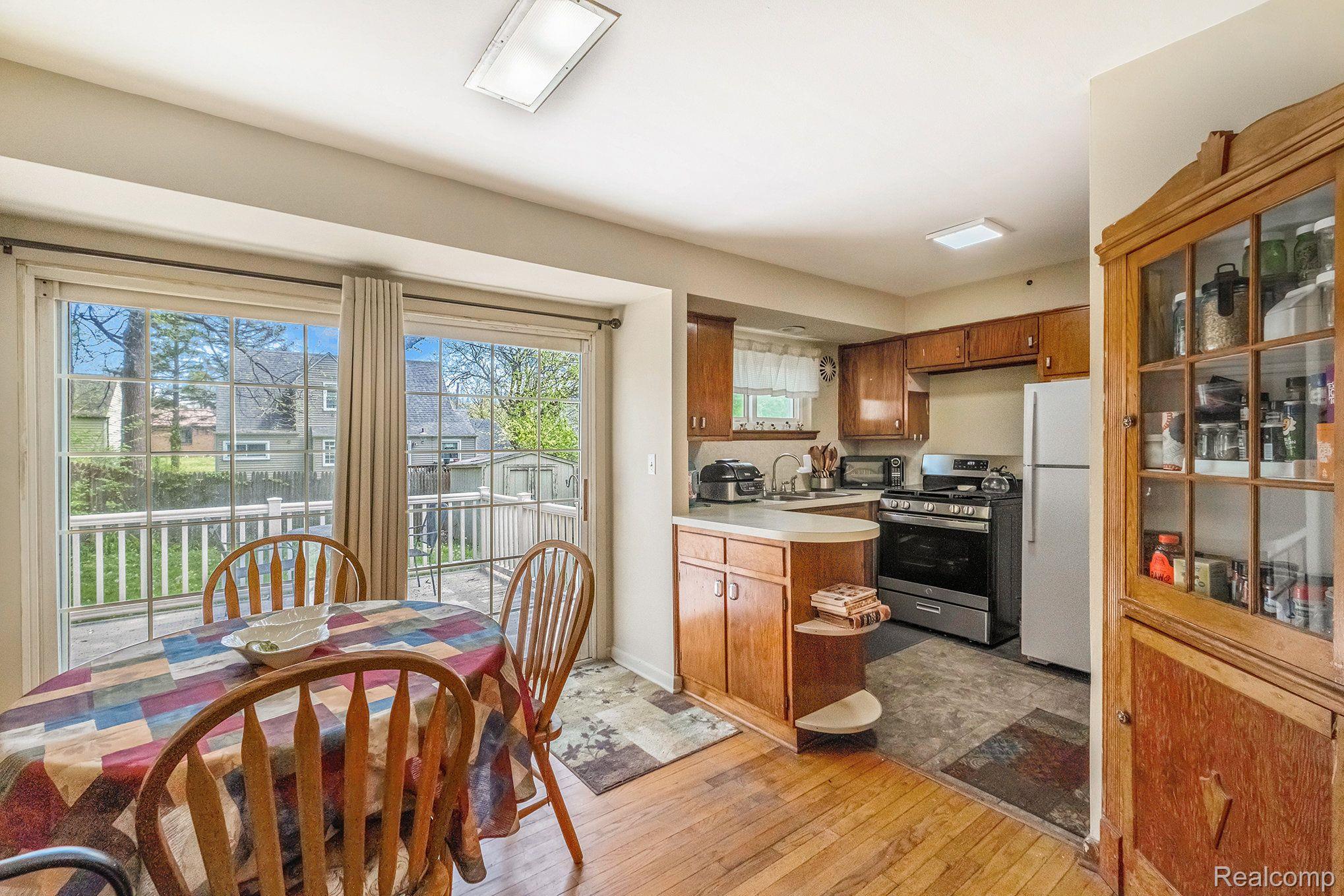 3026 Beecher Road Flint, MI 48503 - Photo 3 of 10 Dining and Kitchen