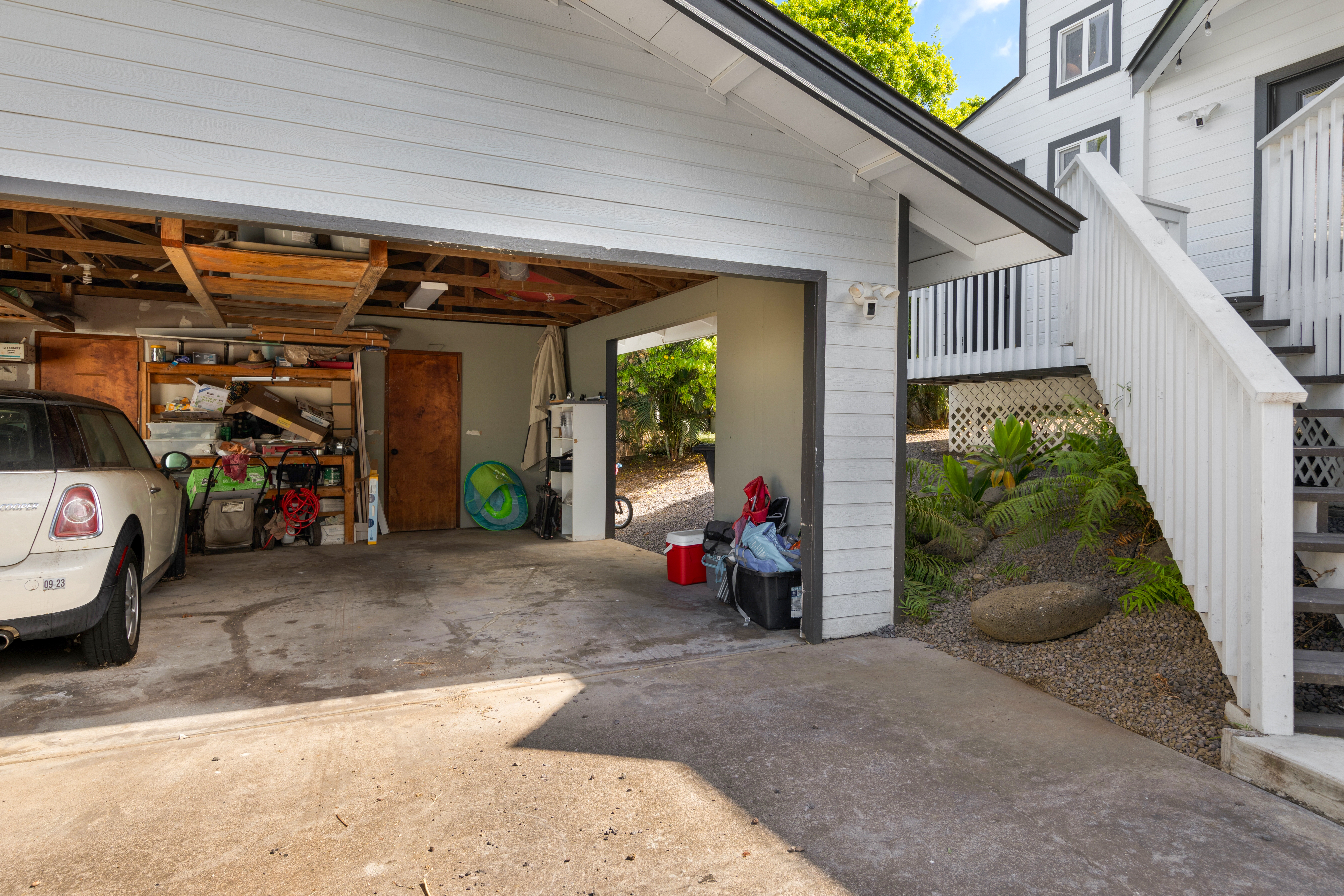766122 A Royal Poinciana Way, Unit 2 Kailua-Kona, HI 96740 - Photo 24 of 24 a view of a garage