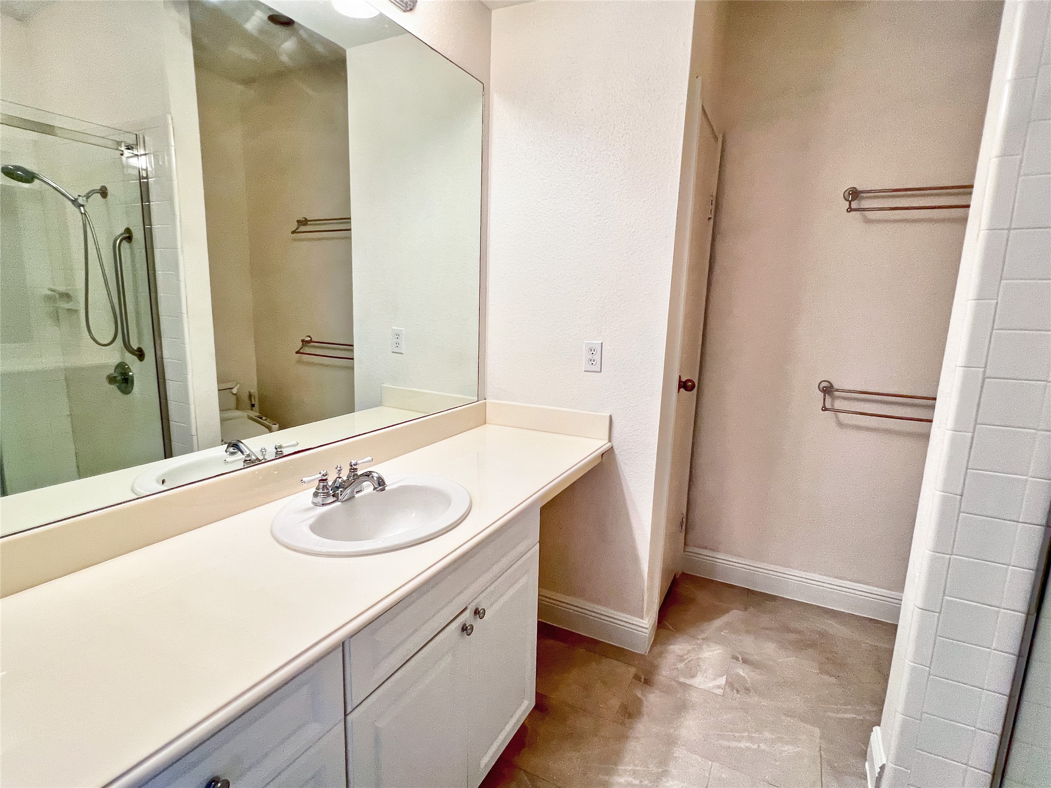 3130 Walnut Bend Lane, Unit 409 Houston, TX 77042 - Photo 16 of 30 PRIMARY BATHROOM
