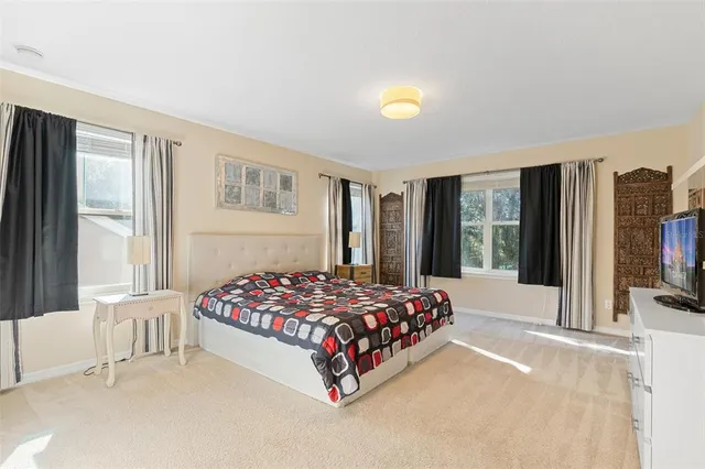 a view of a chandelier in big room and chandelier