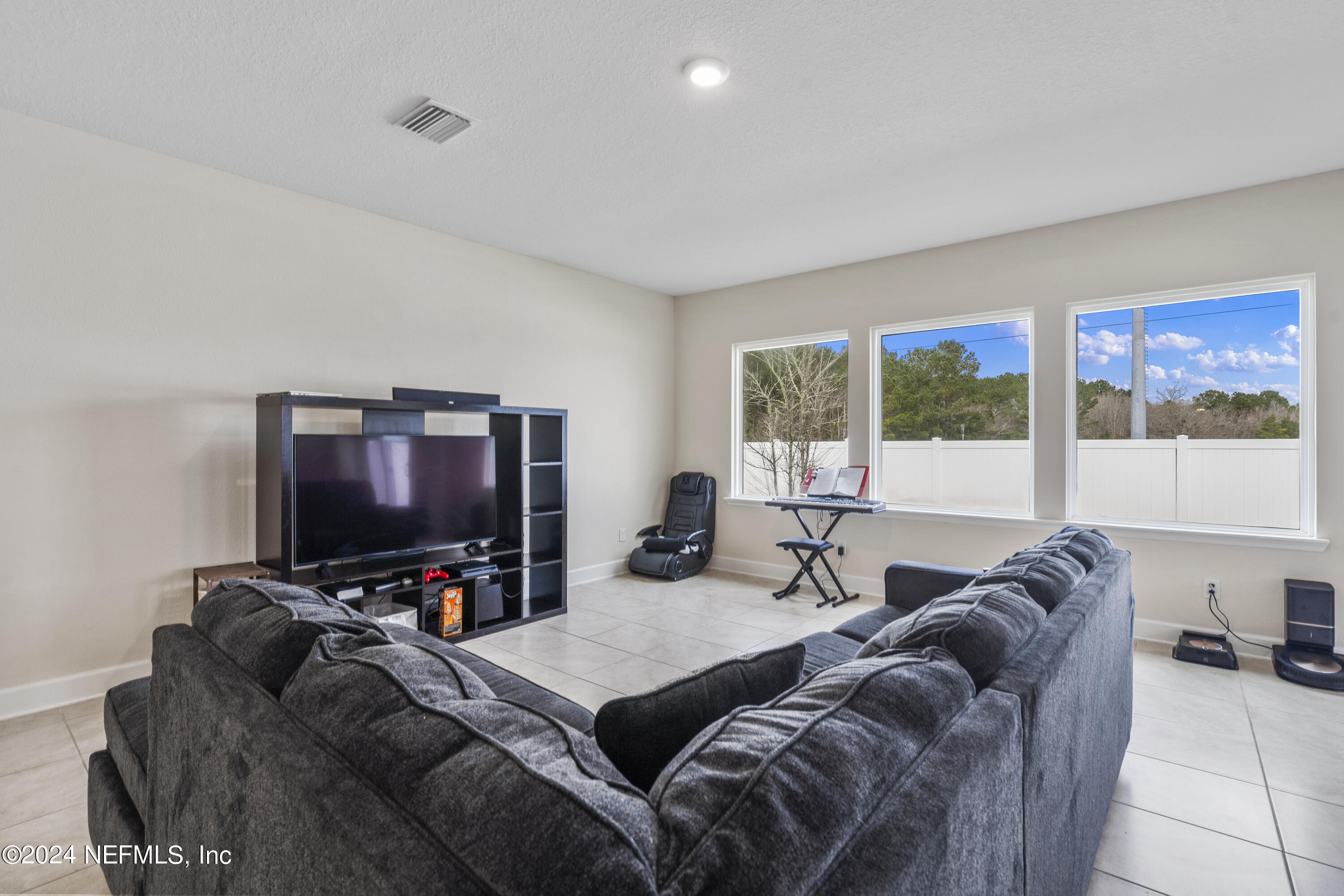 5633 Hampton Creek Road Jacksonville, FL 32218 - Photo 9 of 31 Natural Light Living room