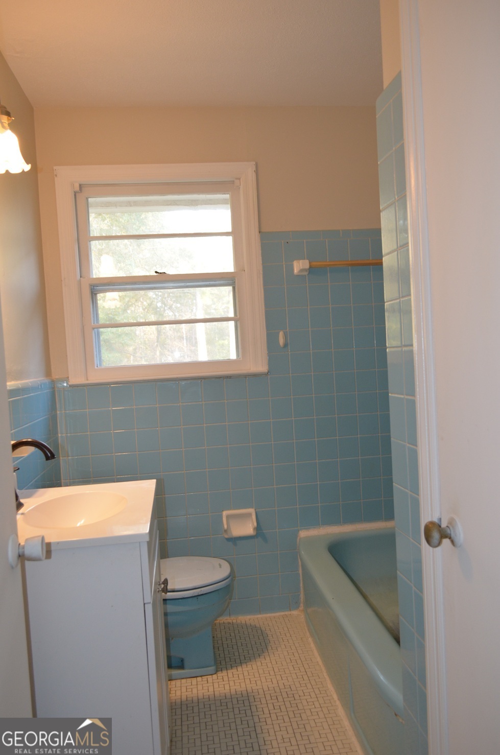 2655 Riverview Road Macon, GA 31204 - Photo 7 of 14 a bathroom with a sink a toilet and bathtub