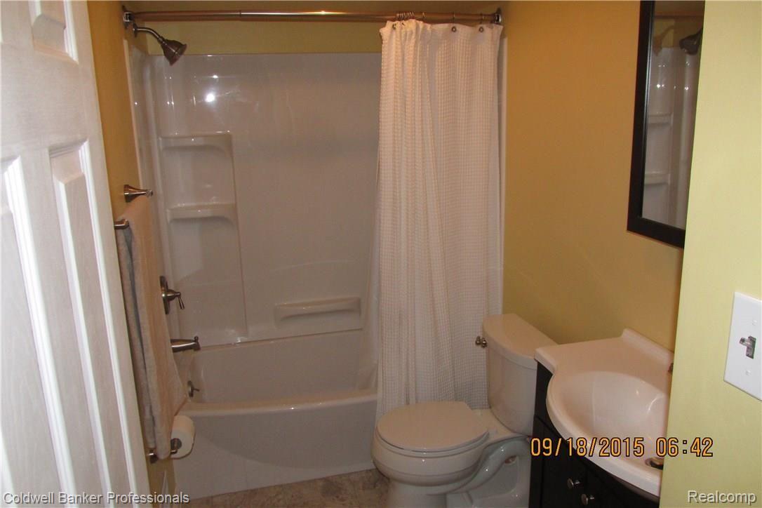 17241 Rougeway Street Livonia, MI 48152 - Photo 14 of 32 IMG_2060.JPG