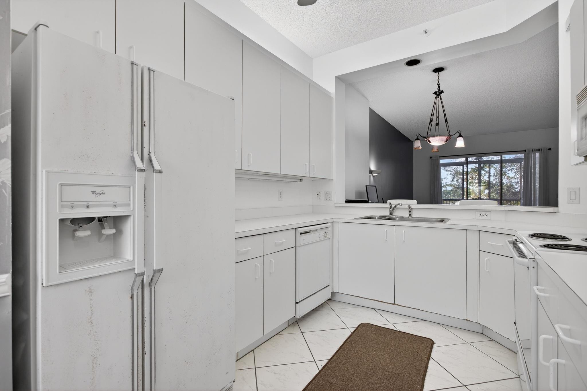 9575 Weldon Circle, Unit C413 Tamarac, FL 33321 - Photo 4 of 65 Eat-in kitchen