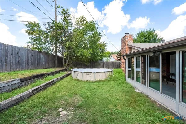 a view of a house with backyard and a garden