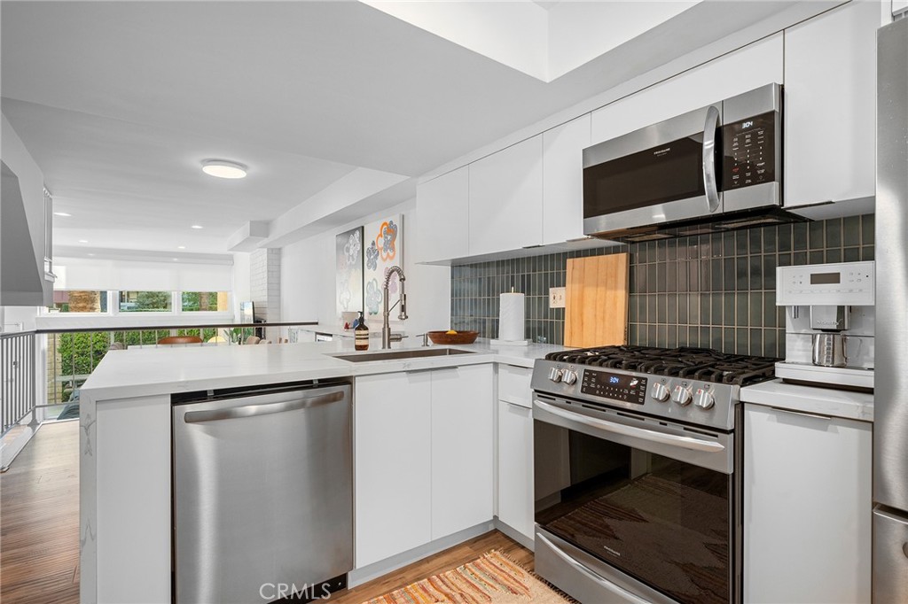 5435 Yarmouth Avenue, Unit 7 Encino, CA 91316 - Photo 11 of 31 a kitchen with a stove and a microwave