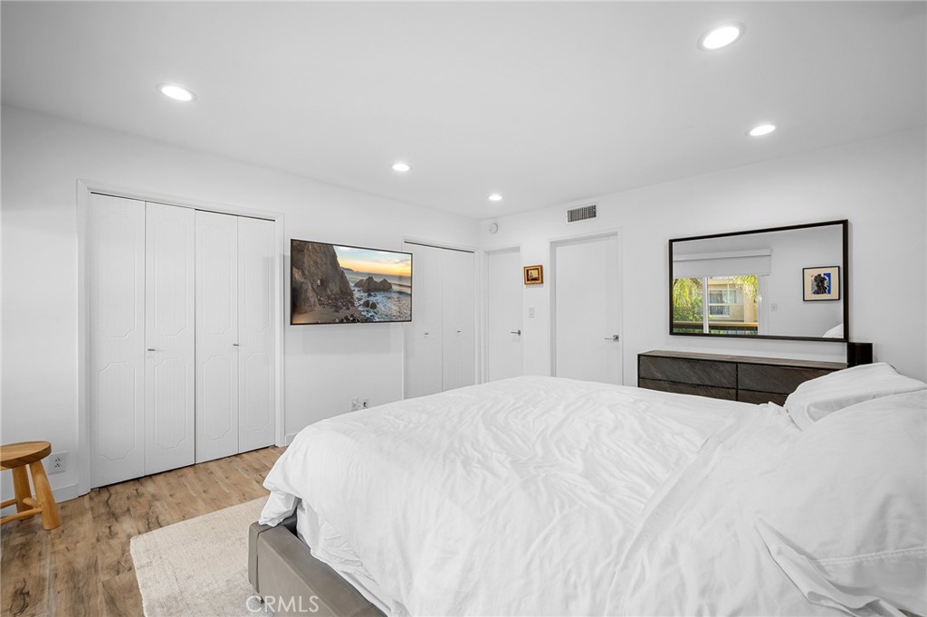 5435 Yarmouth Avenue, Unit 7 Encino, CA 91316 - Photo 18 of 31 a bedroom with a bed and a flat screen tv