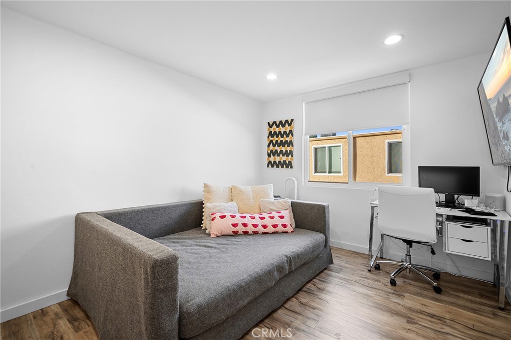 5435 Yarmouth Avenue, Unit 7 Encino, CA 91316 - Photo 20 of 31 a bedroom with a bed and a desk