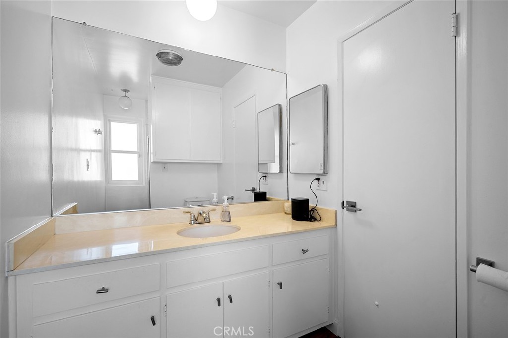 5435 Yarmouth Avenue, Unit 7 Encino, CA 91316 - Photo 22 of 31 a bathroom with a sink and a mirror