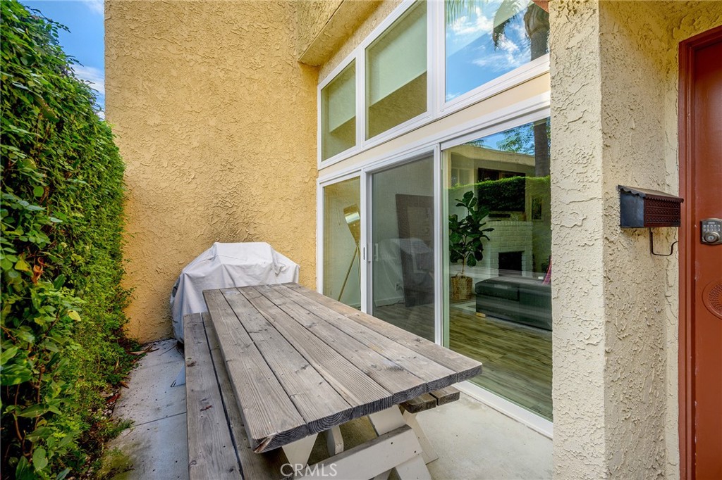 5435 Yarmouth Avenue, Unit 7 Encino, CA 91316 - Photo 24 of 31 a view of a balcony dining area