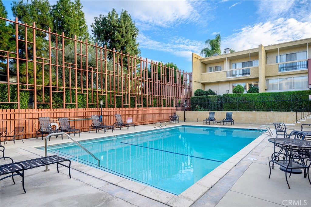 5435 Yarmouth Avenue, Unit 7 Encino, CA 91316 - Photo 28 of 31 a view of swimming pool with chairs
