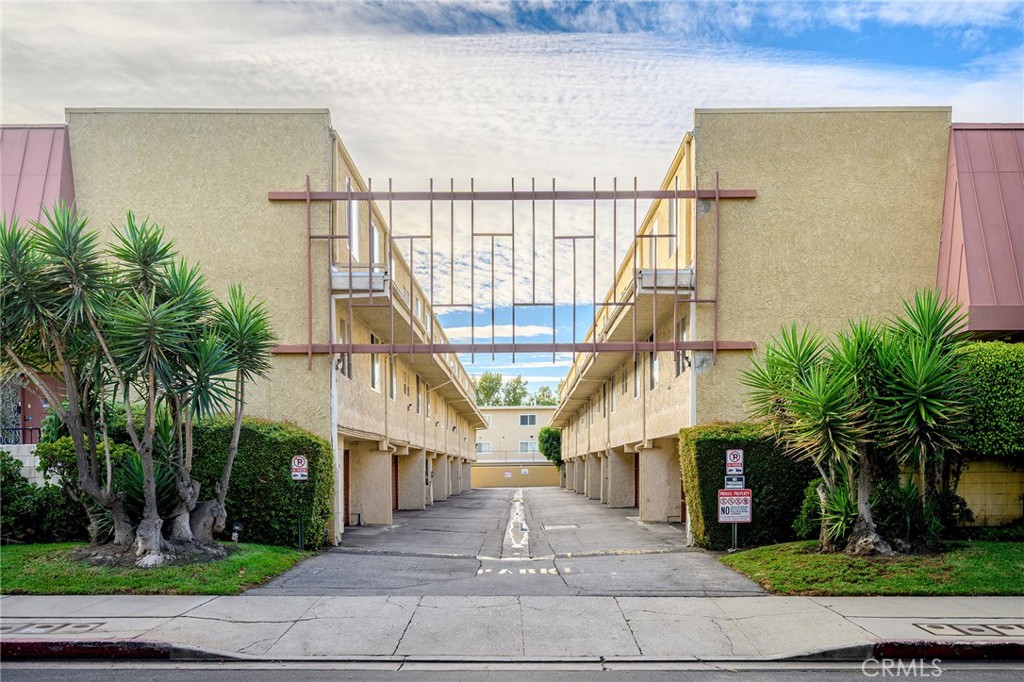 5435 Yarmouth Avenue, Unit 7 Encino, CA 91316 - Photo 31 of 31 a view of entryway and hall with wooden floor