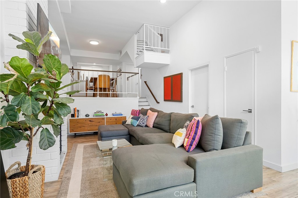 5435 Yarmouth Avenue, Unit 7 Encino, CA 91316 - Photo 5 of 31 a living room with furniture flowerpot and wooden floor