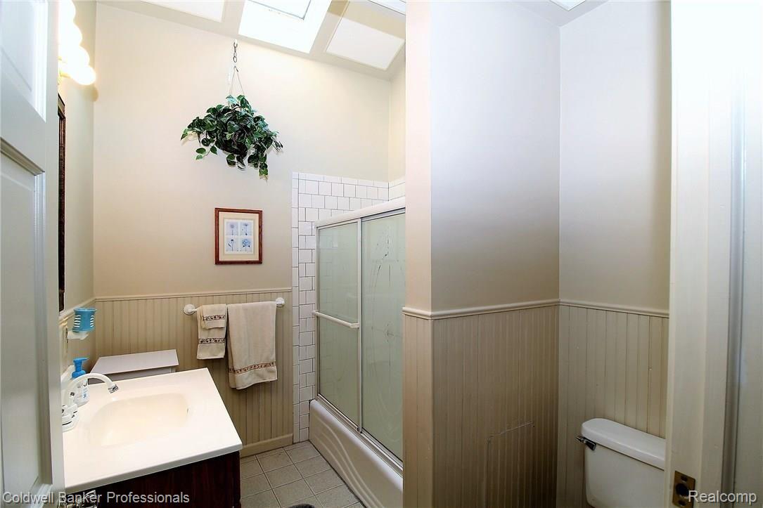 2476 Windemere Road Birmingham, MI 48009 - Photo 32 of 62 Upstairs Hallway Bath with Skylight!