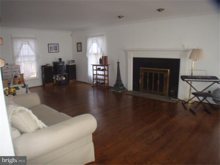 8 Flint Road Newark, DE 19711 - Photo 4 of 25 Living Room