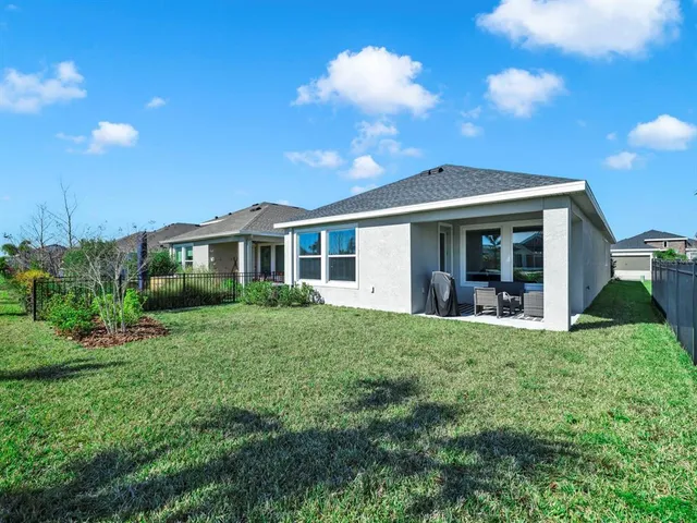 a view of a house with backyard and garden