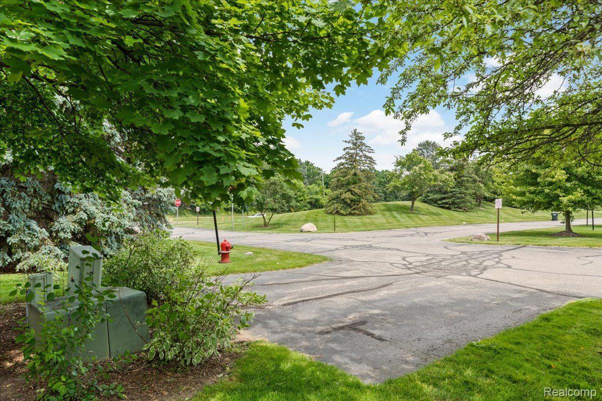 1695 Huntington Park, Unit A Rochester, MI 48309 - Photo 45 of 51 Gallery Image 45