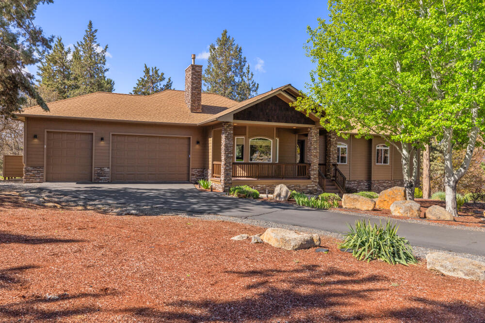 6352 Sanderling Road Klamath Falls, OR 97601 - Photo 7 of 65 Front of Home - 3 Car Garage
