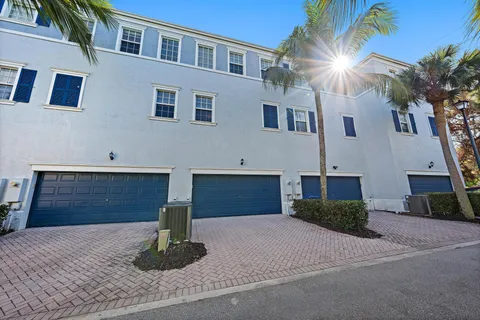 $449,990 | 238 West Thatch Palm Circle, Jupiter, FL 33458