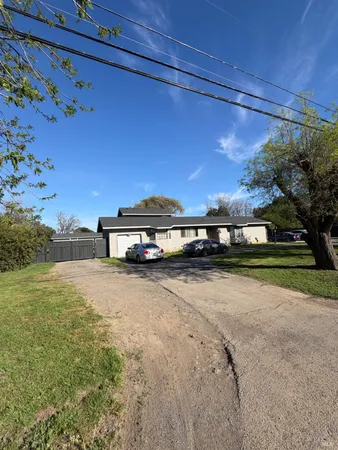 a view of a yard with a house