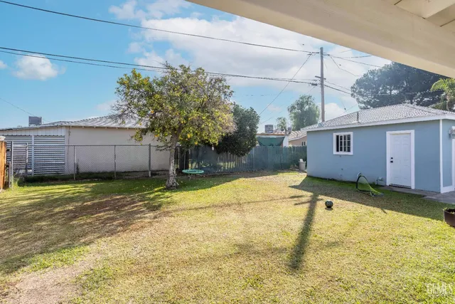 a view of a backyard