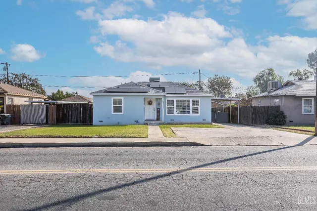 a view of houses with entertaining space