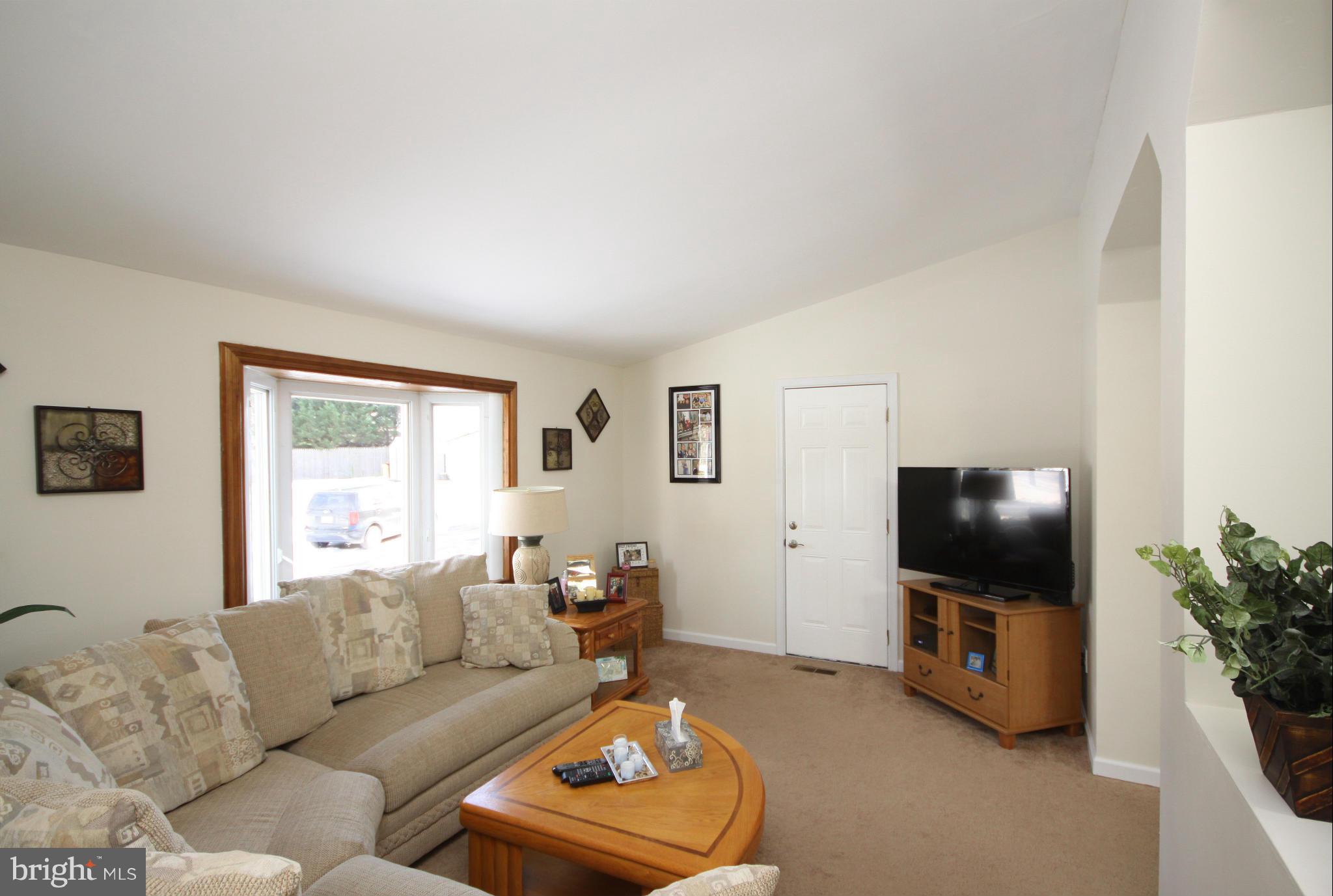 8436 Lockwood Road Pasadena, MD 21122 - Photo 5 of 25 Living Room