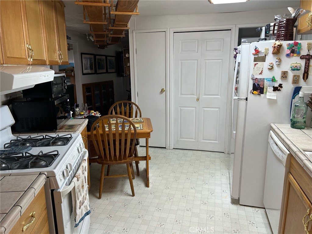 16274 Vasquez Canyon Road, Unit 45 Canyon Country, CA 91351 - Photo 4 of 15 TILE COUNTER TOPS