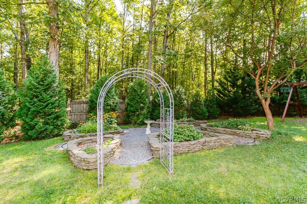16045 Old Ridge Road Montpelier, VA 23192 - Photo 28 of 45 a backyard of a house with table and chairs
