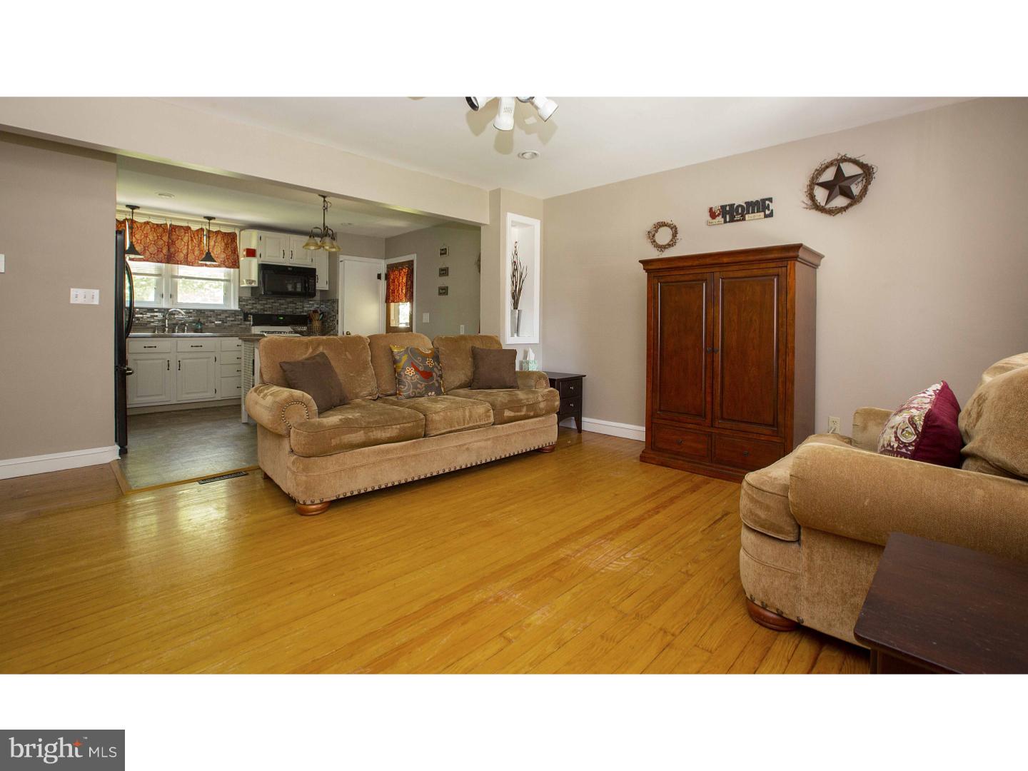 709 Filbert Street Palmyra, NJ 08065 - Photo 6 of 24 Living Room