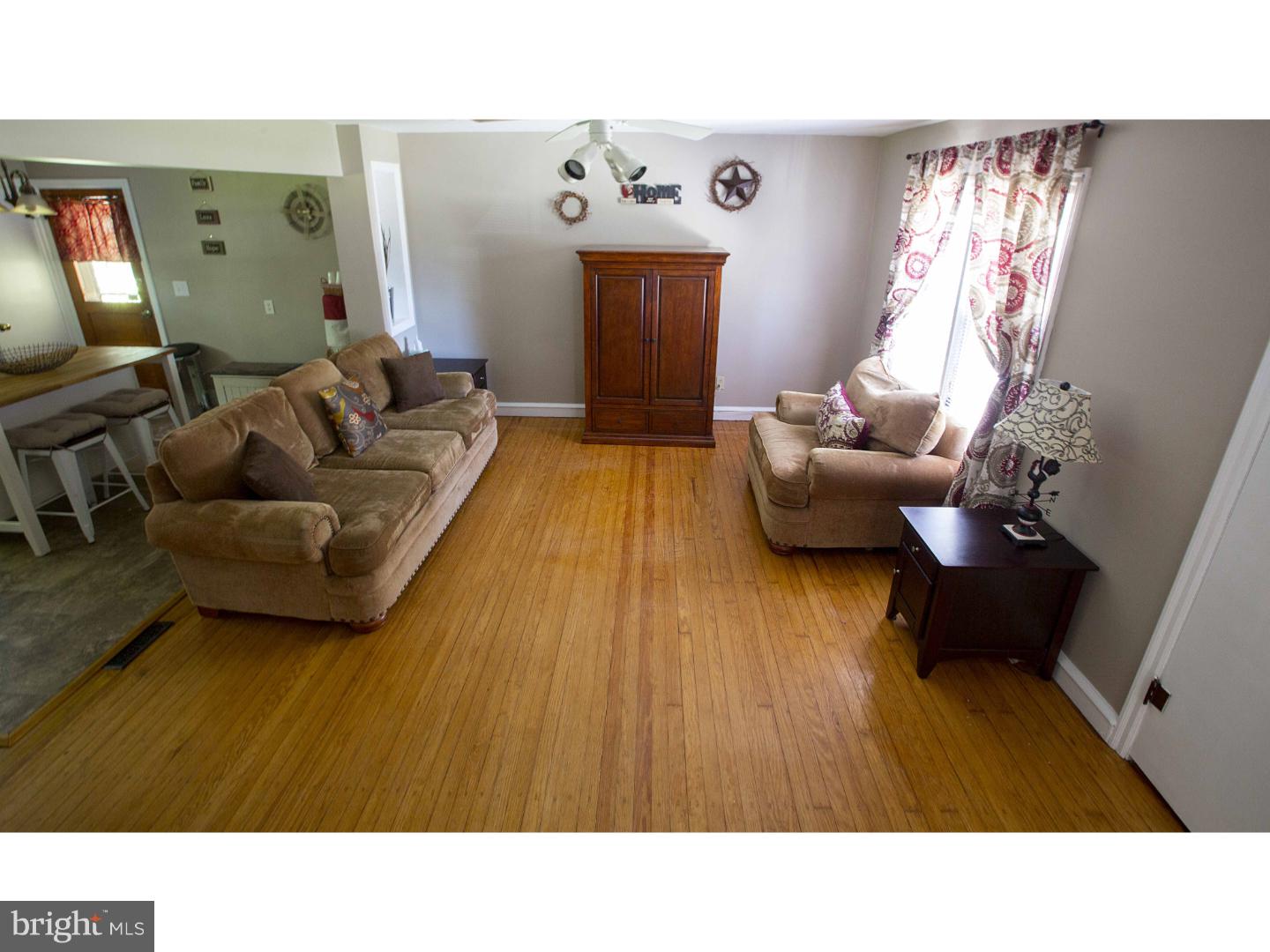 709 Filbert Street Palmyra, NJ 08065 - Photo 8 of 24 Living Room
