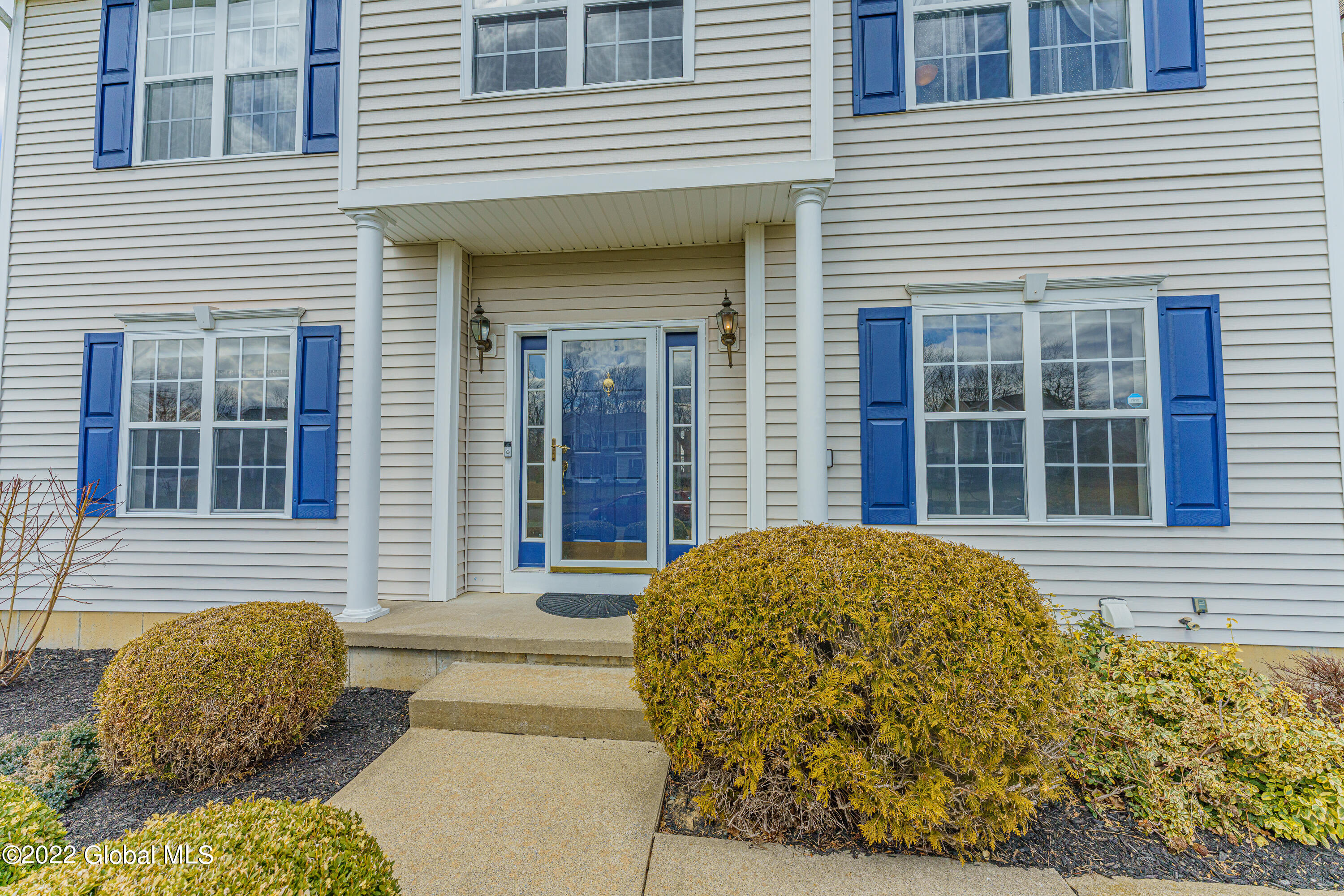 72 Blue Jay Way Rexford, NY 12148 - Photo 5 of 67 0 front 4