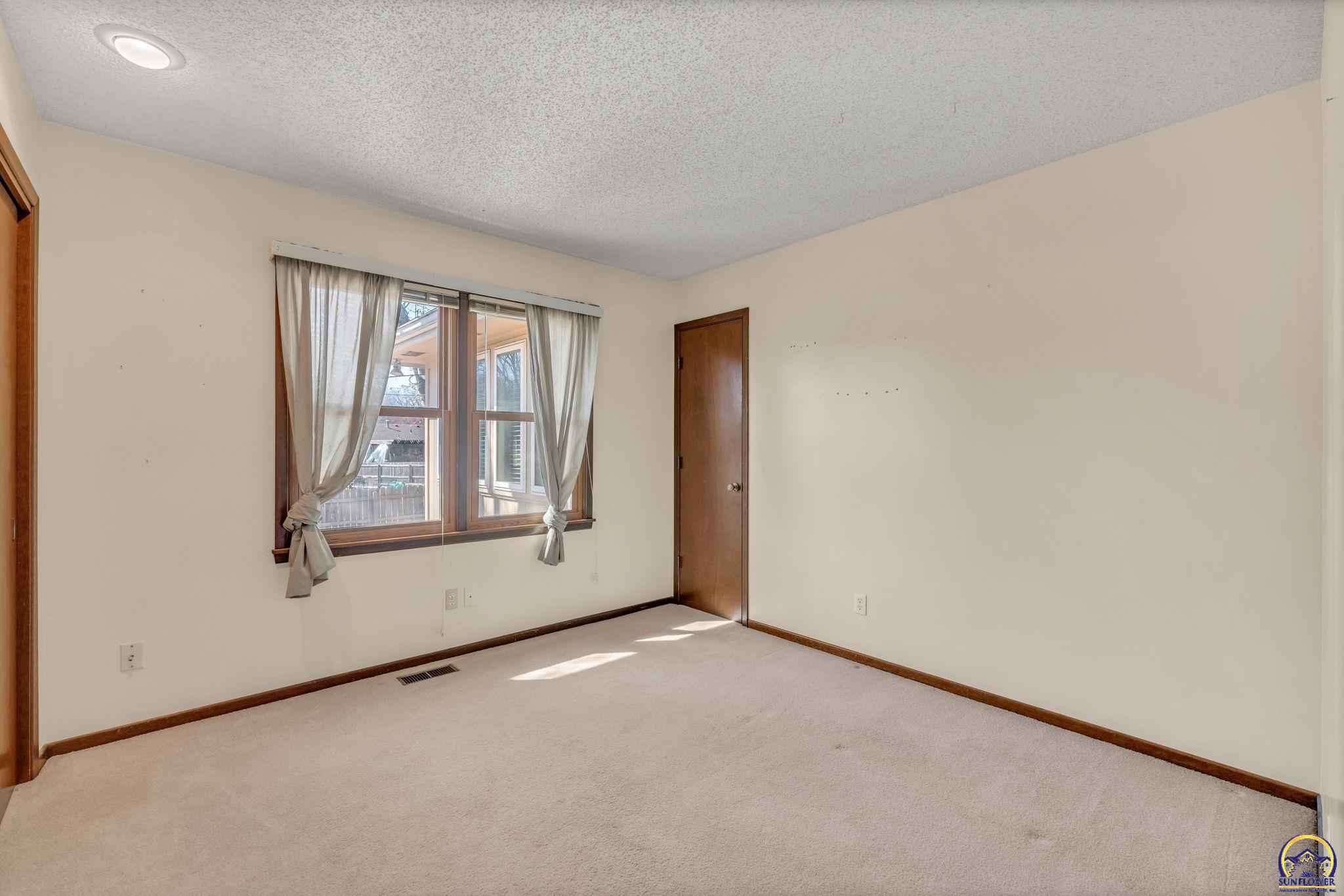 3131 Southwest Belle Avenue Topeka, KS 66614 - Photo 16 of 40