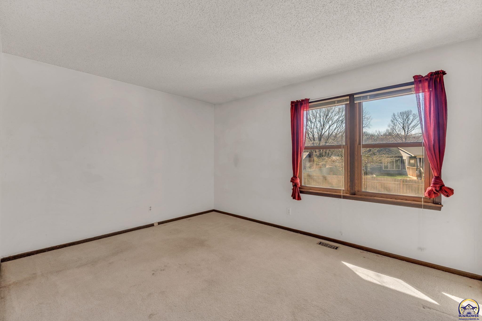 3131 Southwest Belle Avenue Topeka, KS 66614 - Photo 19 of 40