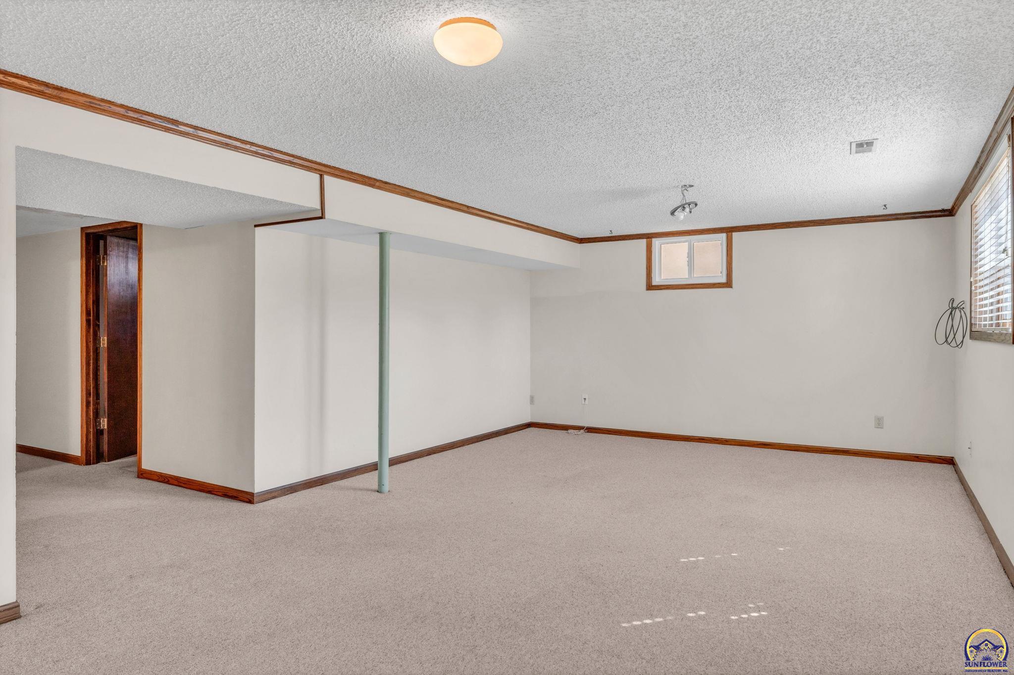 3131 Southwest Belle Avenue Topeka, KS 66614 - Photo 27 of 40