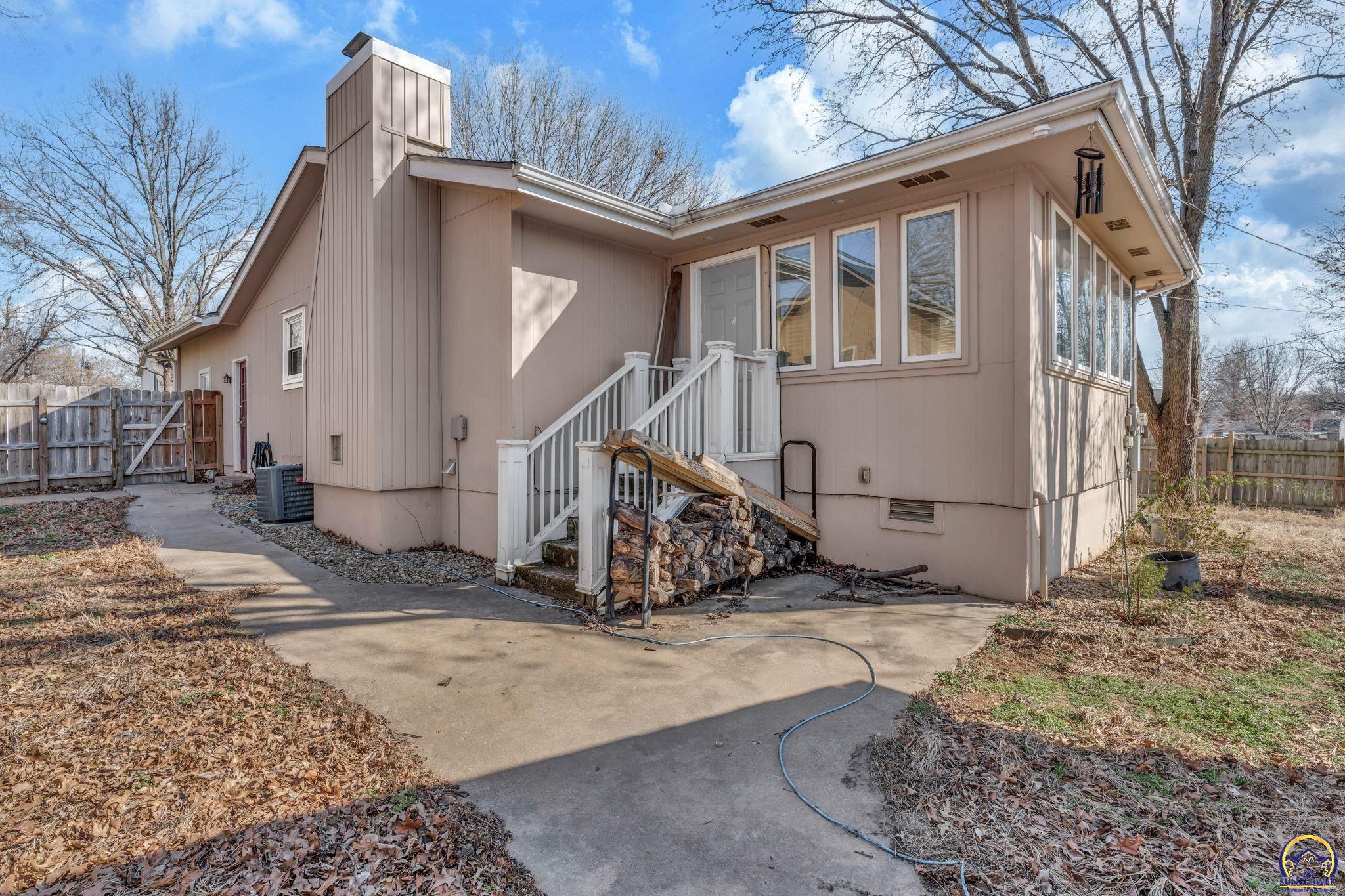 3131 Southwest Belle Avenue Topeka, KS 66614 - Photo 3 of 40