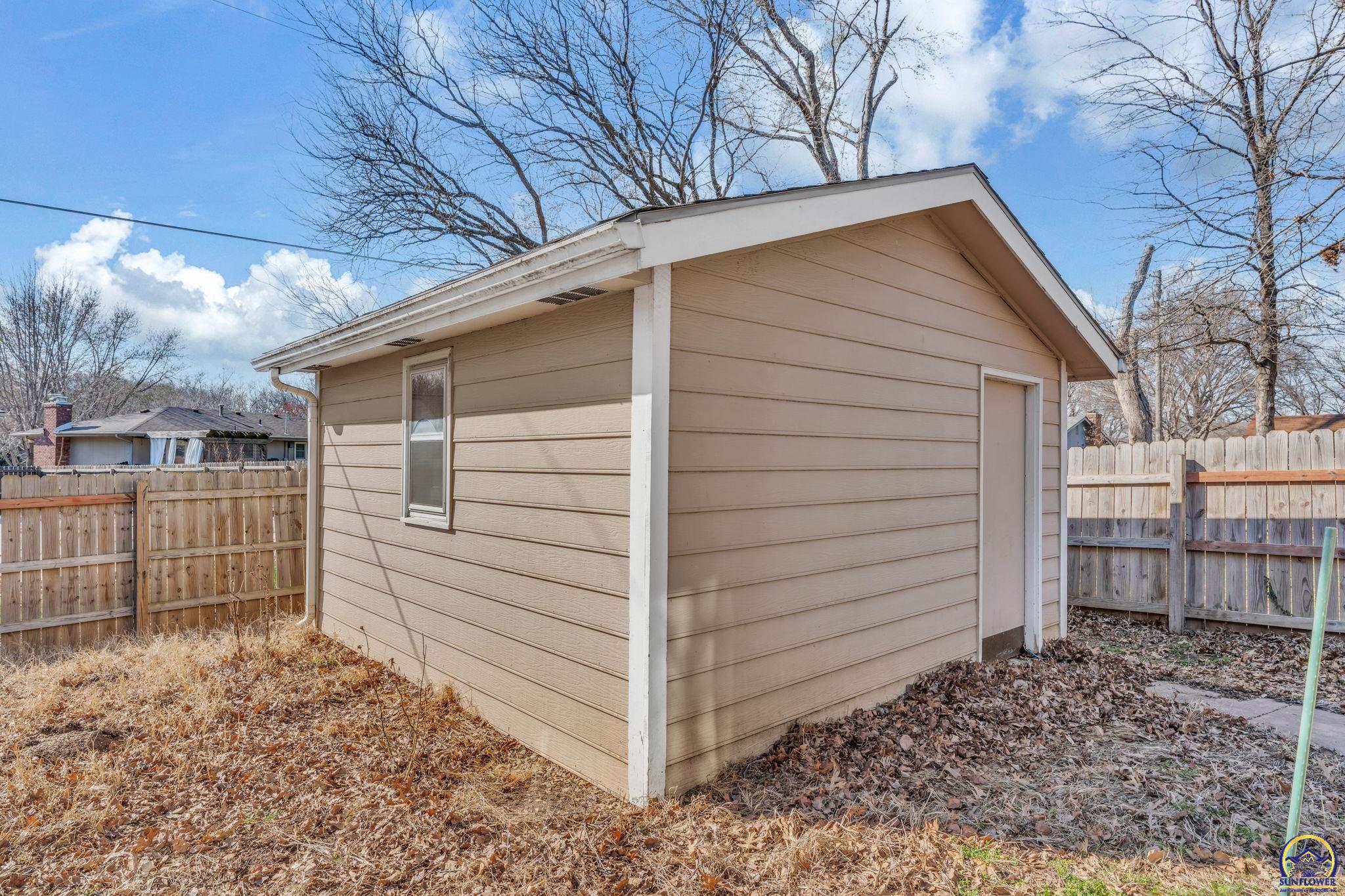 3131 Southwest Belle Avenue Topeka, KS 66614 - Photo 36 of 40