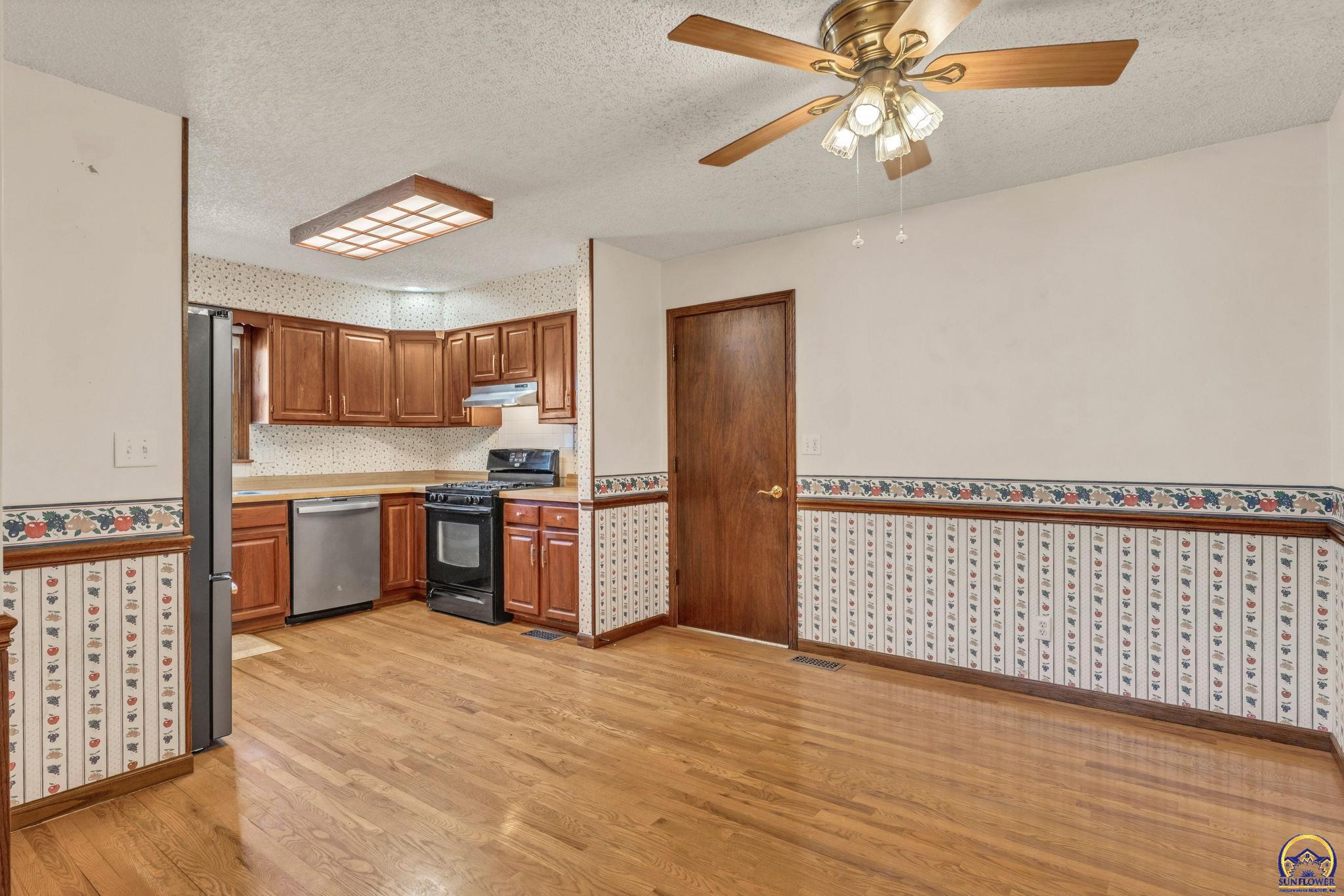 3131 Southwest Belle Avenue Topeka, KS 66614 - Photo 7 of 40