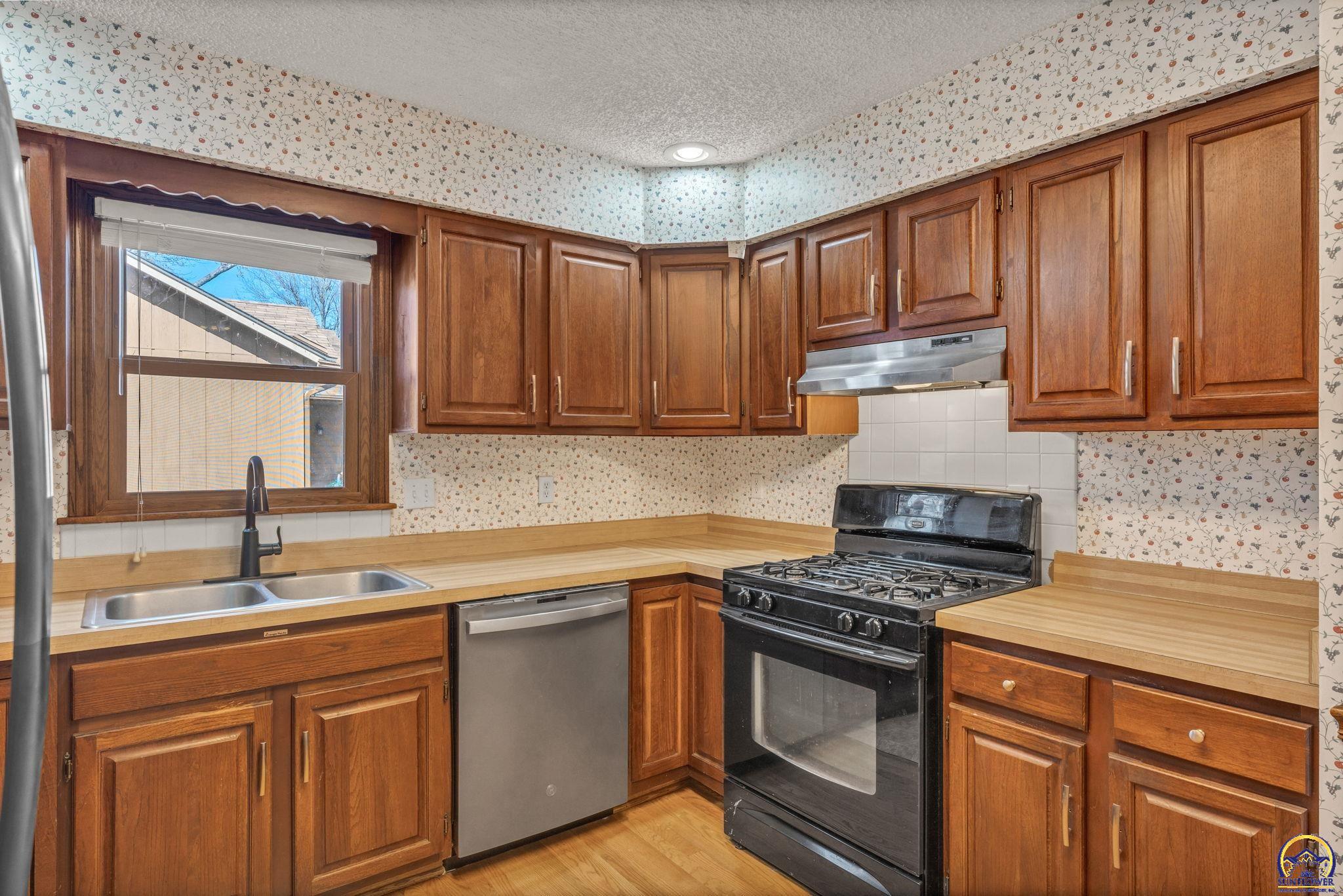 3131 Southwest Belle Avenue Topeka, KS 66614 - Photo 9 of 40