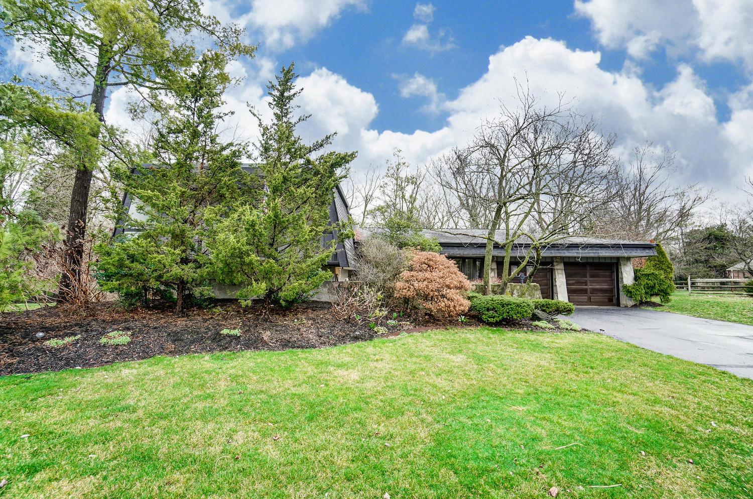 6088 Sedgwick Road Columbus, OH 43235 - Photo 3 of 57 Gallery Image 3