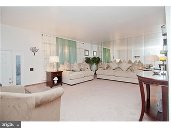 3230 Lester Road Philadelphia, PA 19154 - Photo 3 of 25 Living Room