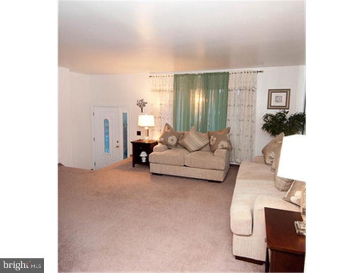 3230 Lester Road Philadelphia, PA 19154 - Photo 4 of 25 Living Room