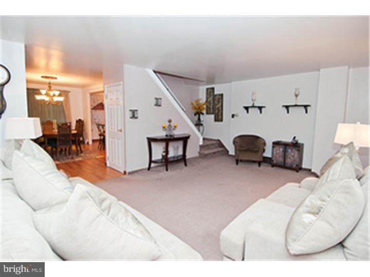 3230 Lester Road Philadelphia, PA 19154 - Photo 5 of 25 Living Room